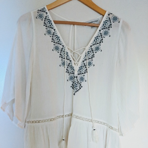 Abercrombie and Fitch Embroidered Boho Top - Picture 2 of 4